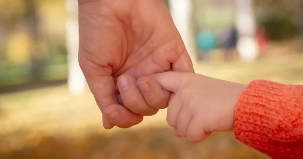 子どものお世話をしているイメージ